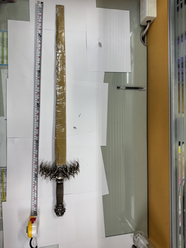 持尚方寶劍叫戰｜東大門旁展演場變身武林擂臺，嫌他人太吵，劍客恐嚇6人、出拳偷襲警察，連人帶劍被捕法辦！