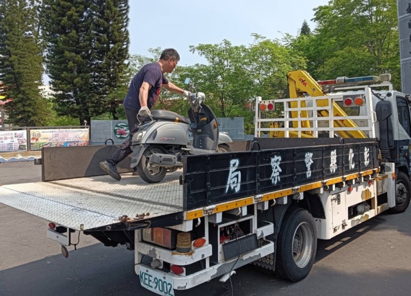 機車未保強制險遭註銷牌照仍違規行駛，通知交警拖吊。（照片監理站提供）