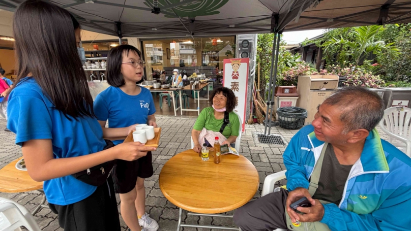 大甲媽遶境回鑾，福德國小學童給香客奉茶。（照片福德提供）