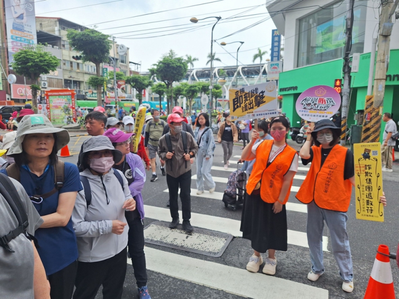 大甲媽遶境回鑾人潮旺盛，彰化地檢署走入人群宣導反賄選。（照片檢方提供）