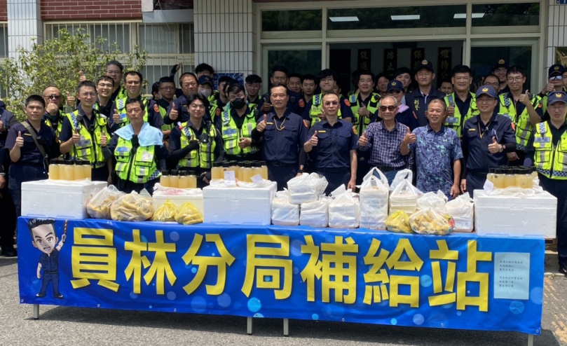 員林警力全開，維護大甲媽回鑾平順，各派出所警友站設補給站，給警察加油打氣。（照片警方提供）