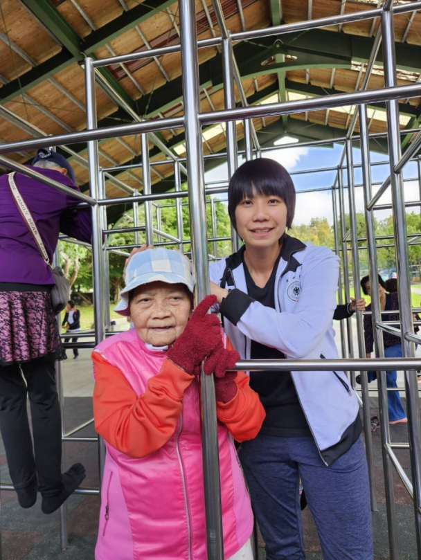 大女兒高仲薇返台陪伴祖母高陳素燕「愛與陪伴」典範 高哲翰講座教授專文
