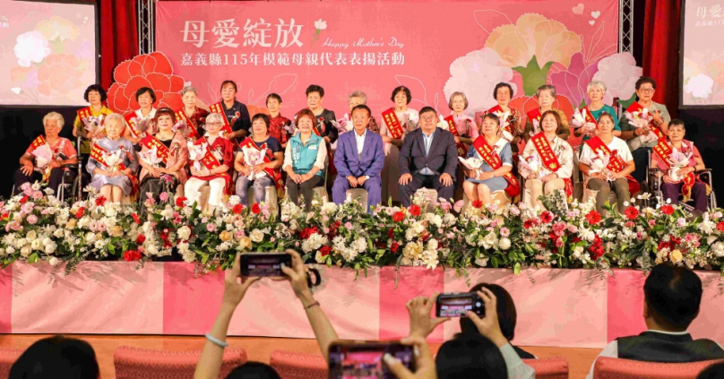 115年度嘉義縣模範母親代表表揚 縣長翁章梁、立委蔡易餘獻花頒獎