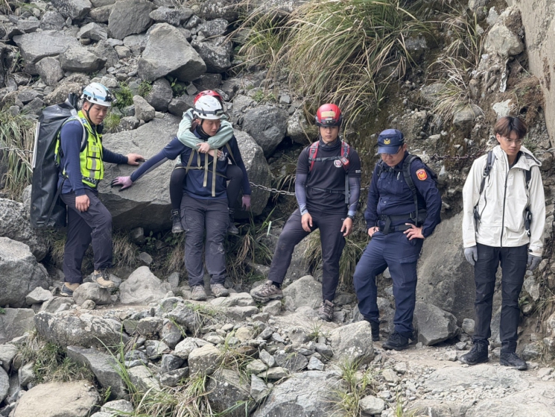 女子踩空失足跌落眠月線邊坡 阿里山警消林動員救援脫困