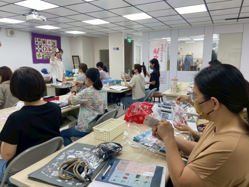嘉市婦女學苑學員  縫製應景艾草按摩棒與枕頭  為華山基金會長輩送暖　