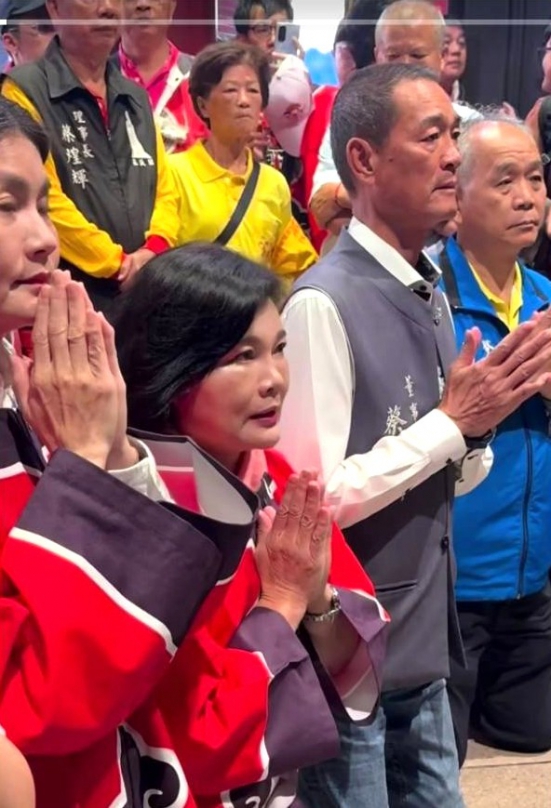 雲林北港迎媽祖 炸轎、犁炮、真人藝閣熱鬧滾滾 朝天宮媽祖允筊參加5/9萬人孝親洗腳活動祈福 縣長張麗善跪謝感恩落淚！