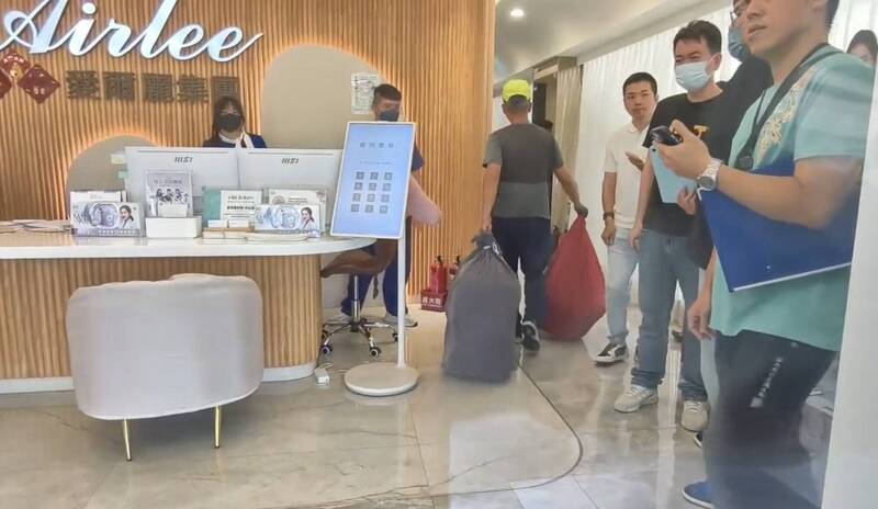 愛爾麗診所爆針孔偷拍高雄分店遭檢警搜索
