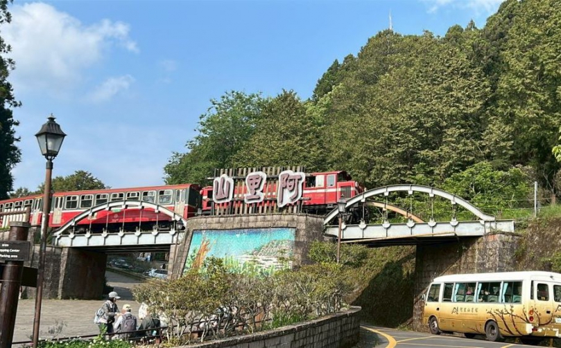 阿里山賓館「涼夏禮遇」迎賓 奢華觀光列車慢遊世界級地景