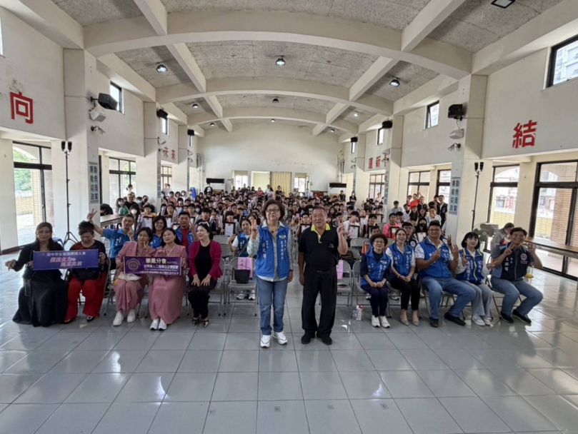 青春向前夢想起飛　臺中市民眾服務社頒發獎助學金鼓勵清寒優秀學生