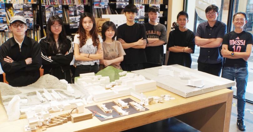 入圍「金點新秀設計獎」的大葉空設系作品指導老師(右1至3)和同學(左1至6)。(照片大葉提供)
