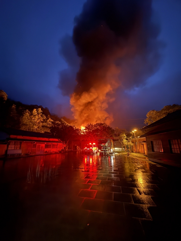 濃煙烈焰｜知名林田山摩里沙卡日式檜木居，暗夜惡火5棟16戶遭焚燬！