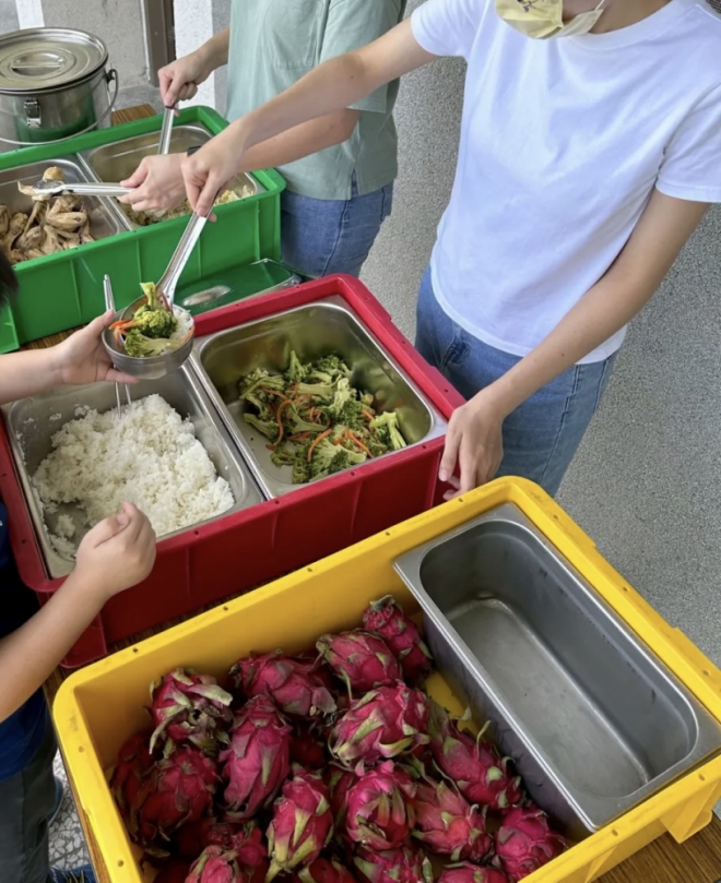 營養午餐弊案｜總預算高達2.7億元，檢調搜索花蓮縣政府教育處，前盧姓科長20萬元交保，縣議員吳東昇和陳姓助理分別以30萬元、10萬元交保，卓姓、廖姓廠商分別以30萬元交保。