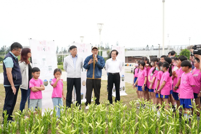 初夏百合花祭登場　潔白花海妝點菊島風貌  歡迎鄉親及遊客把握花期，前往國際廣場、民族路沿路、史蹟公園及中華電信旁郵電公園等地走訪賞花、拍照留念。林務所也提醒民眾，百合花培育不易，賞花之餘請勿任意採摘或踐踏花草，共同維護優美環境與景觀品質。