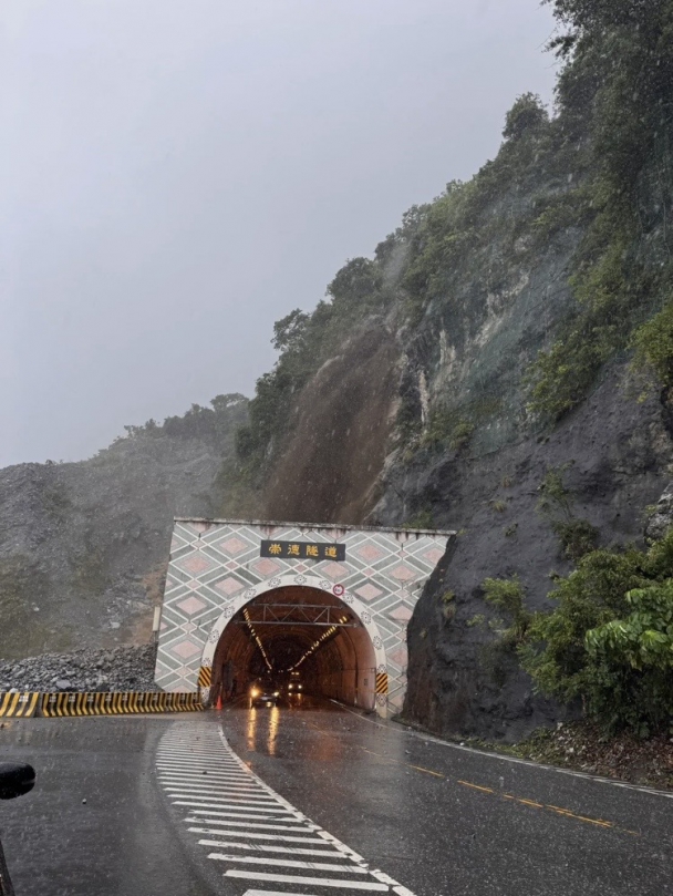 土石泥流滾滾｜肆虐崇德隧道北口上邊坡，車隊困在隧道內，搶通後脫險！