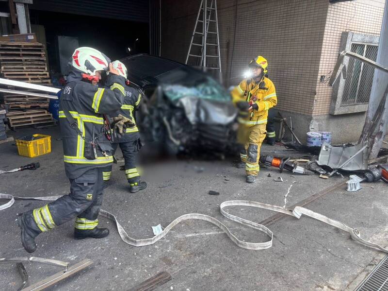 薛姓男子開車撞飛4機車釀5傷最後撞進一家工廠身亡疑毒駕