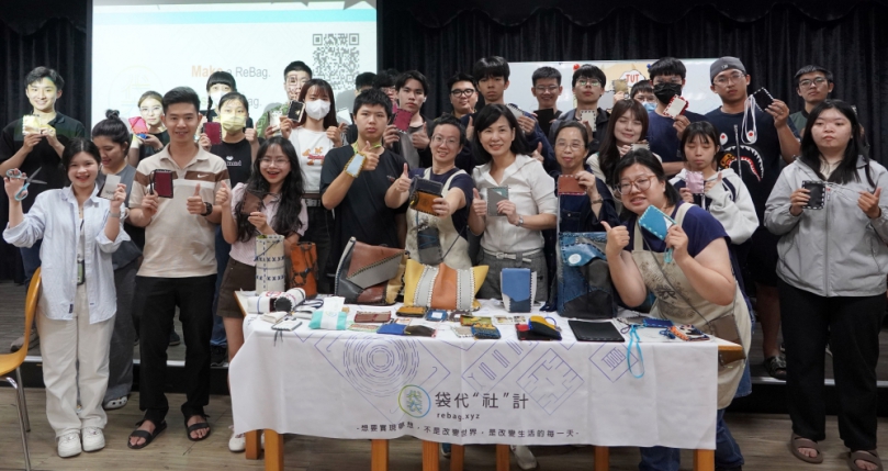 「袋代設計」創辦人林育君（前排中）帶領大葉學生用廢料製作手機套。（照片大葉提供）
