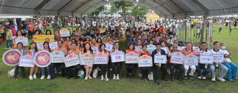國際獅子會300D1區與弘道舉辦「親子公益市集」，王縣長（前排中）國外考察甫回國就參加。（照片弘道提供）