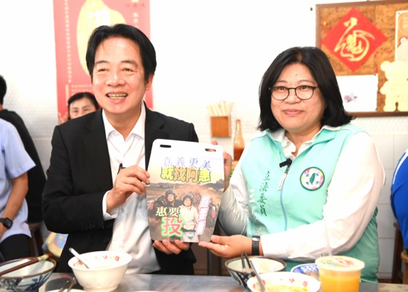 嘉義市立委王美惠帶路總統賴清德品嘗早午餐店 驚喜獲賴總統親送「嘉義更美、就找阿惠」標語特制機車擋泥板!