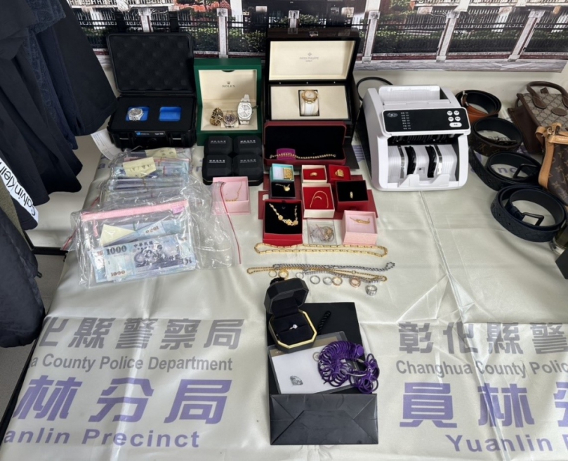 彰化檢警聯手偵破「網路假結婚真詐騙」案,查扣金飾和現金。(照片檢方提供)