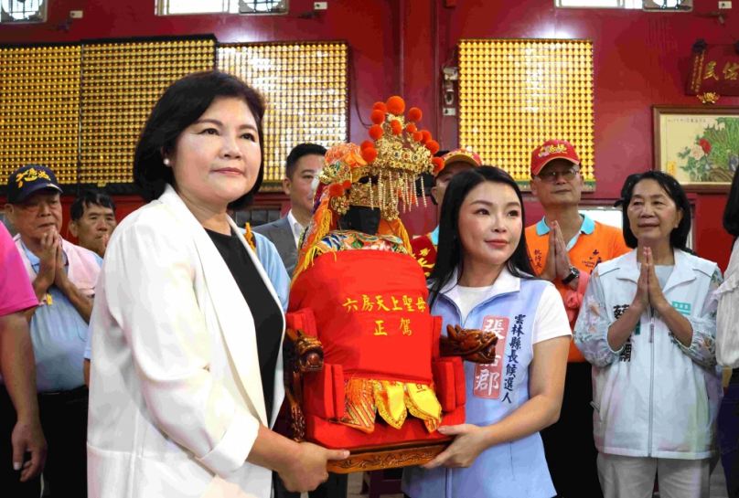 雲林六房媽熱鬧過爐 從土庫股過港至斗南股五間厝紅壇安座 成千上萬信徒隨行祈福〜
