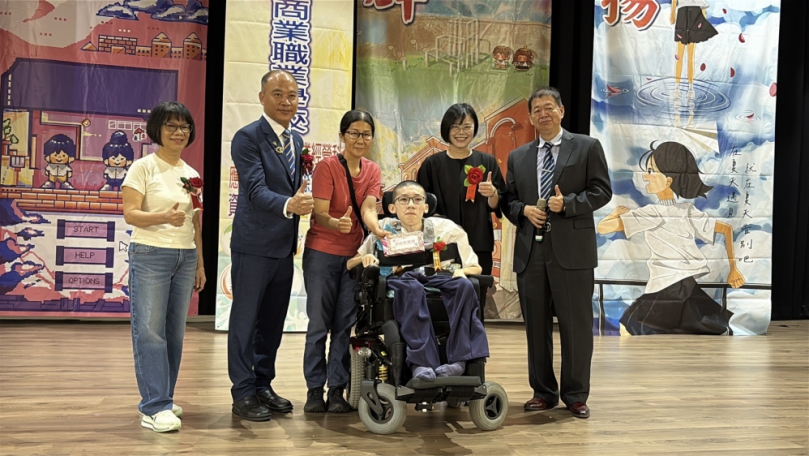 嘉義高商郭健安同學 罹患裘馨氏肌肉萎縮症不向命運低頭 父子攜手求學路有洋蔥 獲頒總統教育獎