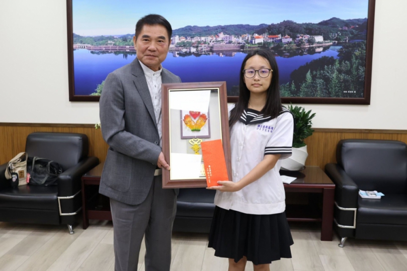 全國唯一 縣長鍾東錦表揚統測國文作文雙滿分葉同學
