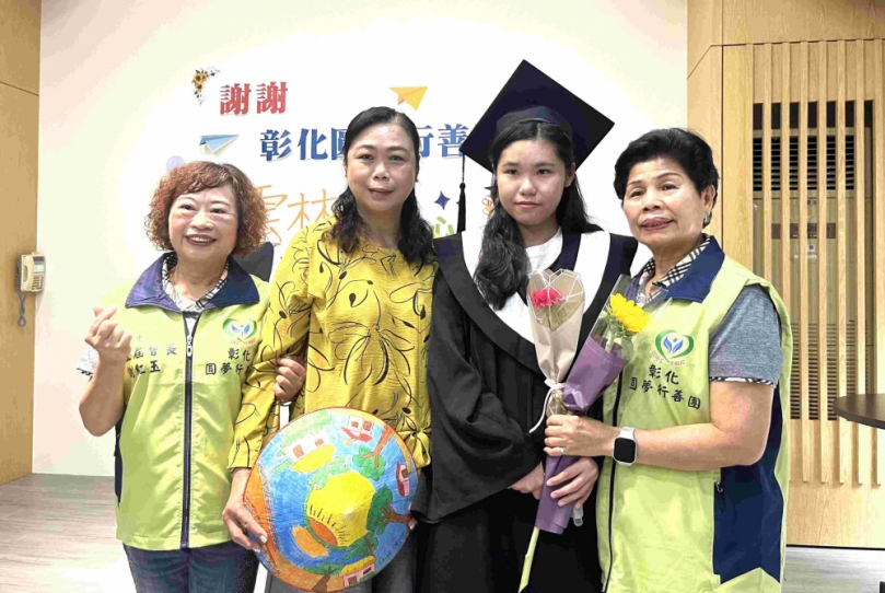 雲林家扶中心學子獻花感恩彰化圓夢行善團愛與希望 助弱勢孩子得以大學畢業圓夢！