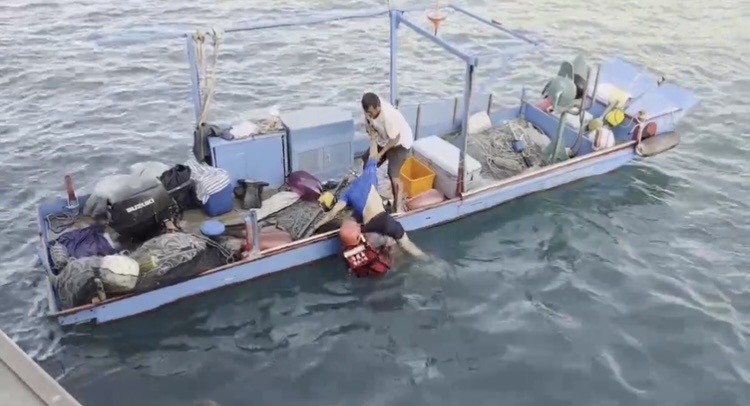已無意識|富岡港區民眾落海,海巡消防漁民協力救援送醫!