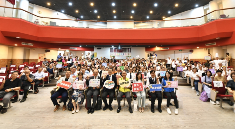 AI創作、華麗走秀!暨大第三人生大學結業式 展現終身學習豐碩成果