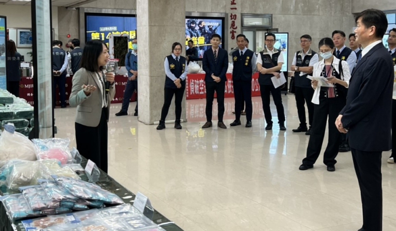 彰化檢、憲、警破獲製毒和販毒據點,檢察官劉欣雅(左)解說過程。(照片彰檢提供)