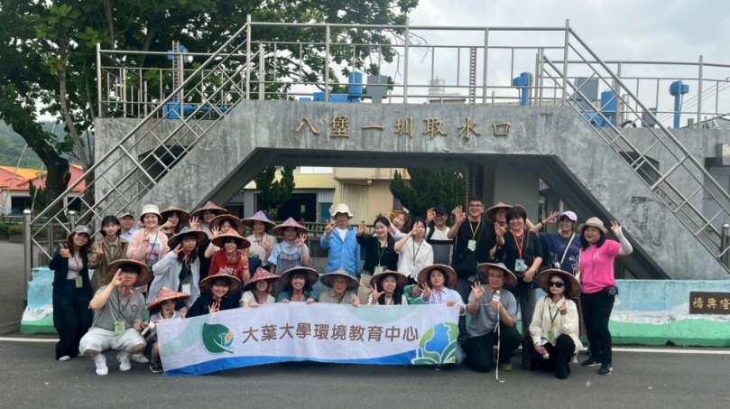 台日韓泰等四國師生在八堡圳取水口合影。(照片大葉提供)