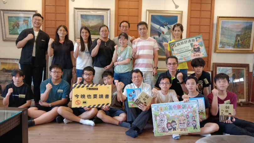 員高優免新生報到,校長楊豪森(前排中)歡迎15名高分群同學入校。(照片記者林碧珠攝)