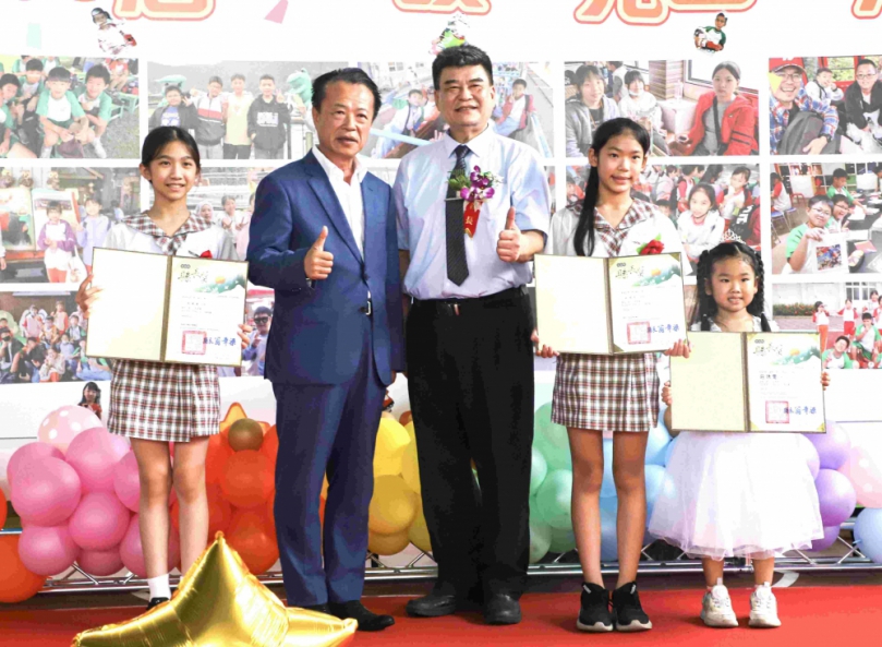 嘉義縣長翁章梁回母校頒畢業證書 義竹國小畢業典禮溫馨感人
