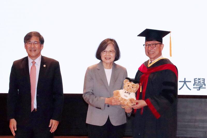 蔡英文祝福勉勵高醫大畢業生用專業成為社會穩定力量
