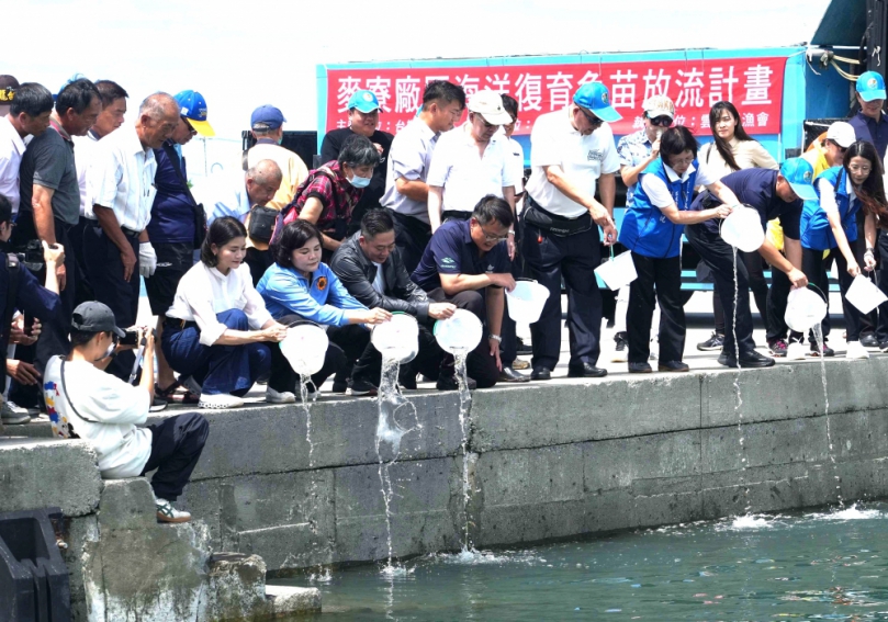 從魚苗放流到海廢再生 雲林縣政府攜手台塑企業與雲林區漁會 推動魚苗放流實踐海洋永續新願景!