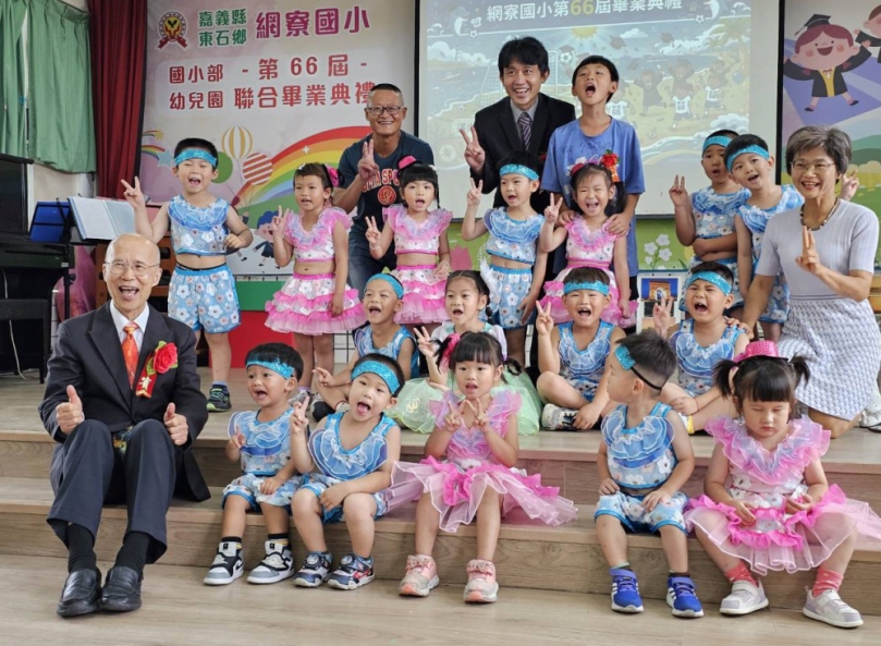 網寮國小畢典邀退休大使 呂慶龍分享駐外趣事