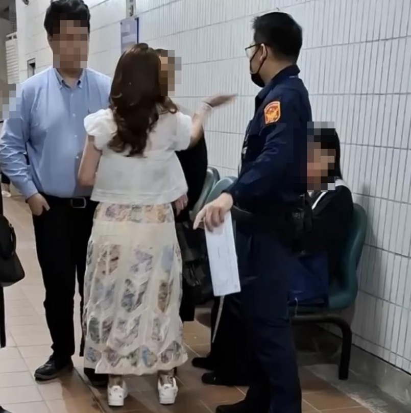 惡霸女無悔意再於法庭灑潑 法官裁定七月二日起延押兩個月