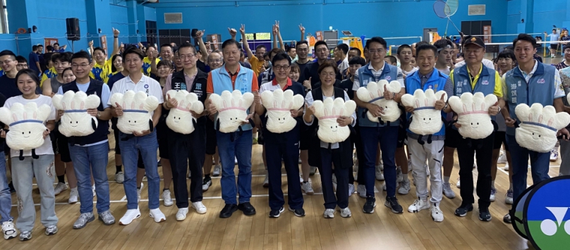 員榮盃全國羽球公開賽由王縣長(左7)、員榮副院長張賢鋒(左6)、市長賴致富(左5)、立委王安祥(左4)和多名民代開打。(照片員榮提供)