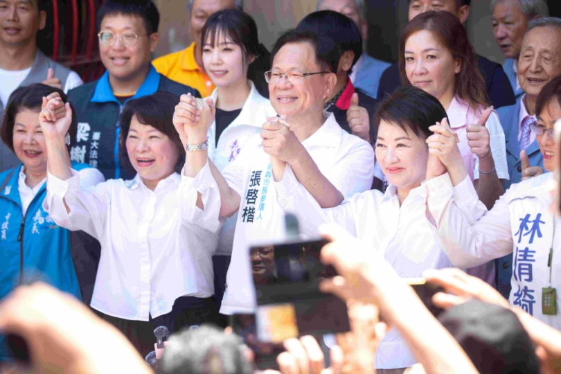 台中市長盧秀燕贈藍白划槳 聯手嘉義市長黃敏惠 力挺嘉義市長參選人張啓楷「同舟共濟、啓開得勝」!