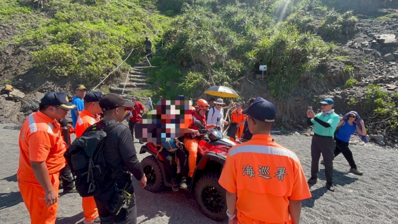 揹負下山|美籍57歲女遊客阿塱壹古道疑熱衰竭無法下山,海巡消防接力救援脫困!