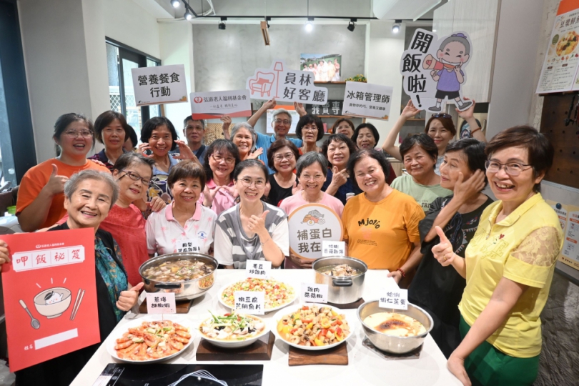 弘道「員林好客廳」「長輩營養餐食」學員,烹煮6道含蛋白質料理。(照片弘道提供)
