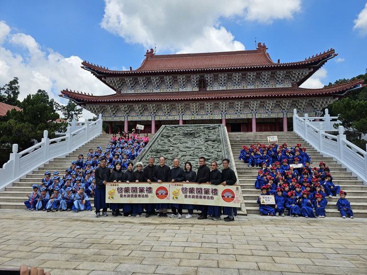旗山孔廟舉辦啟蒙開筆禮讓幼稚園學童體驗傳統文化