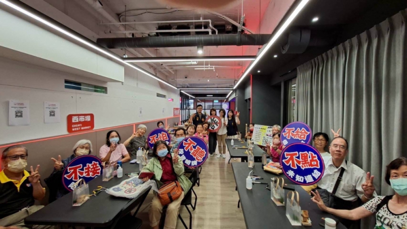 高齡長者易陷網路假情人噓寒問暖詐騙 嘉市警局手把手領長者 打造高齡防詐「檜意小木屋」 防詐宣導融入溫暖