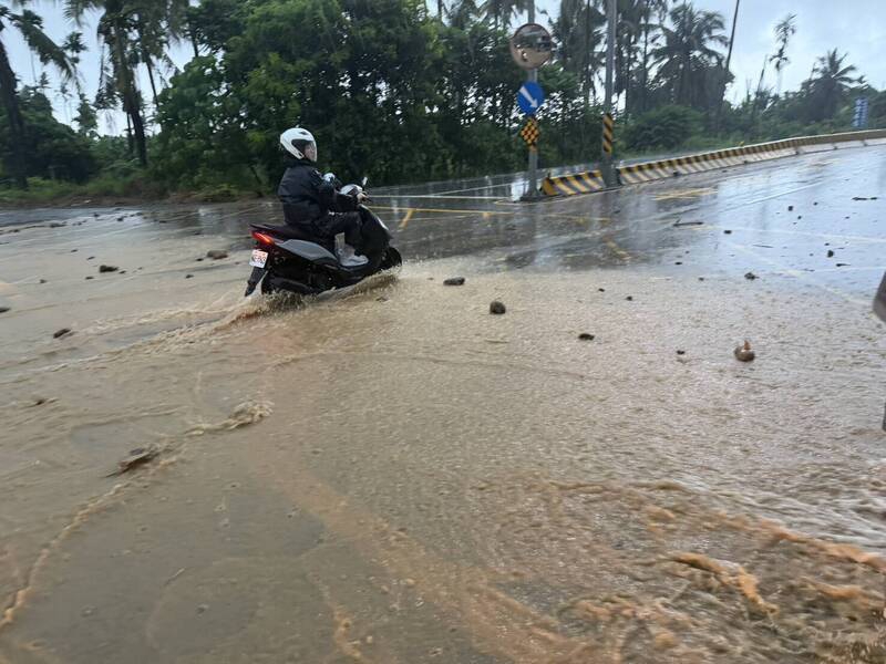 高雄旗美累積雨量破300毫米道路多處積淹水