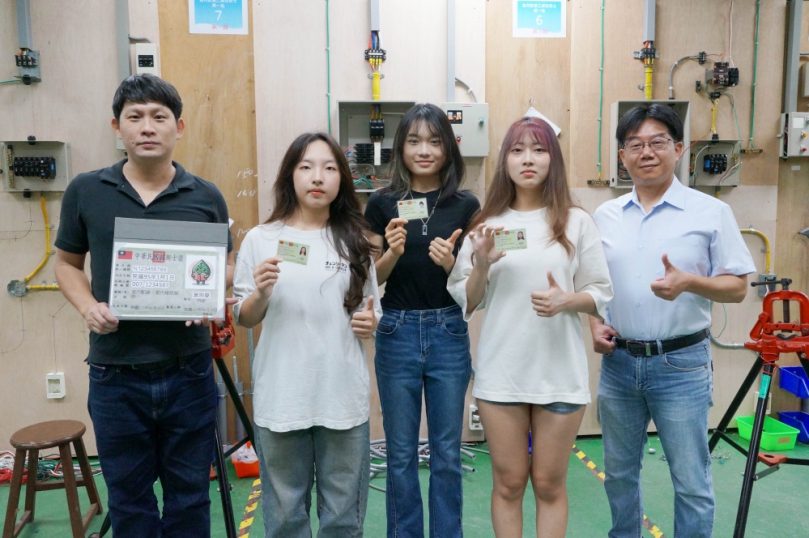 3名大葉電機系女學生（中間），考取室內配線丙級技術士證照，系主任（右）和指導老師（左）欣慰。（照片大葉提供）