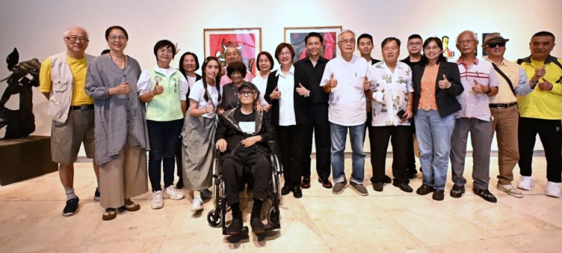 台灣金屬雕塑大師林良材（坐輪椅）個展，王縣長（中）、立委陳素月（左3）和前台中縣長廖永來（右8）等人參加開幕式。（照片縣府提供）