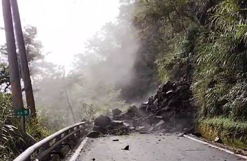 南橫天池邊坡坍方封路搶通