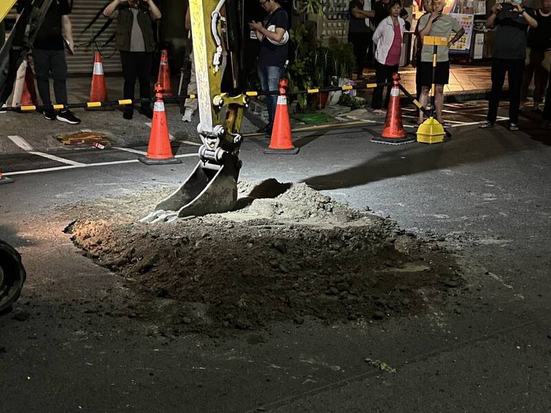 高市同慶路天坑釀2傷水利局搶修完成