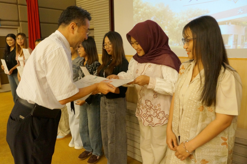 大葉「國際專修部學生結業典禮」，由主任施建彬頒發結業證書。（照片大葉提供）