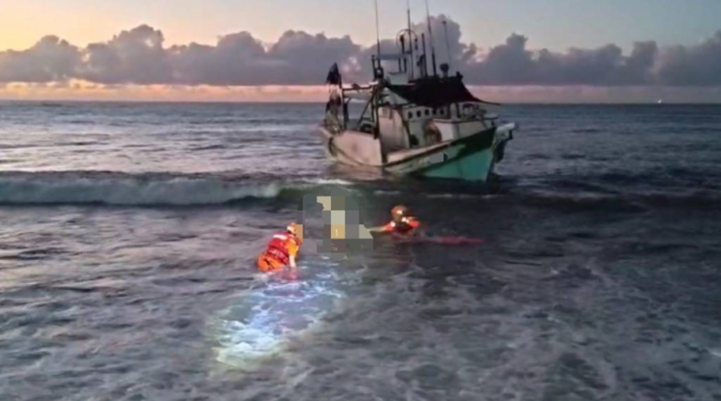 新港籍漁船小馬海灘擱淺|海巡主動發現即時救援3名船員脫險